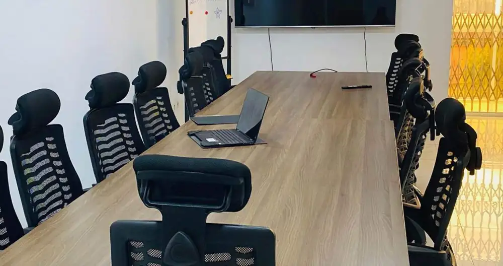 Salle de réunion réelle de Space Hub à Angré